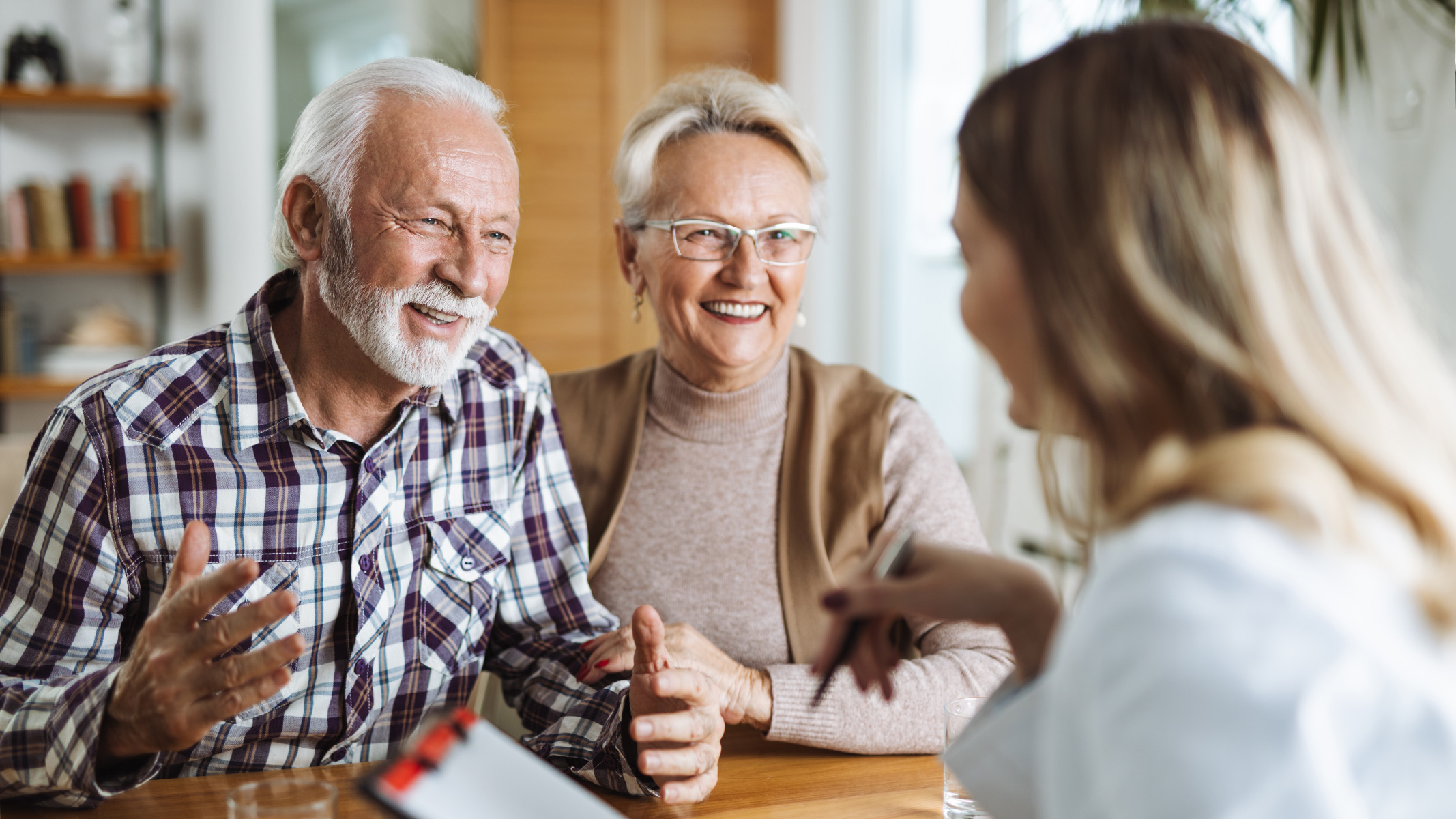 Pareja adulta con un médico en su consultorio.