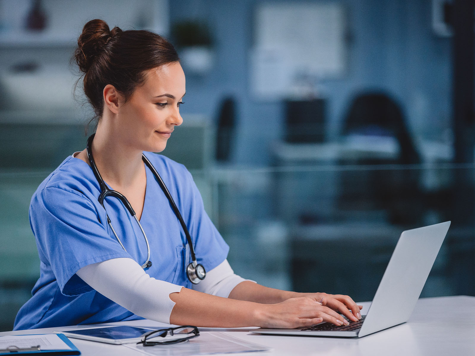 Profesional de la salud usando un computador portátil.