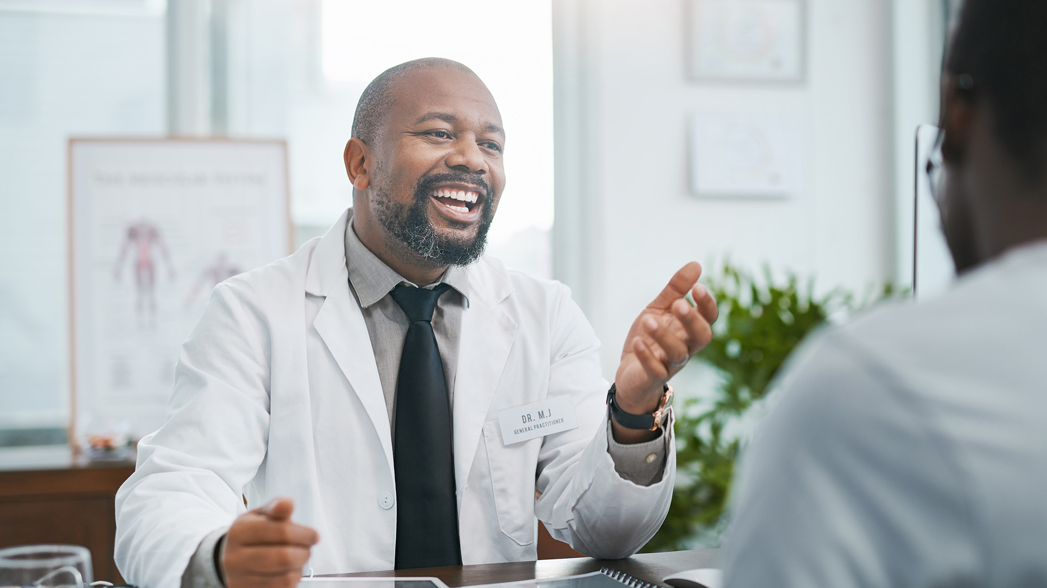 Médico hablando con un paciente en un consultorio