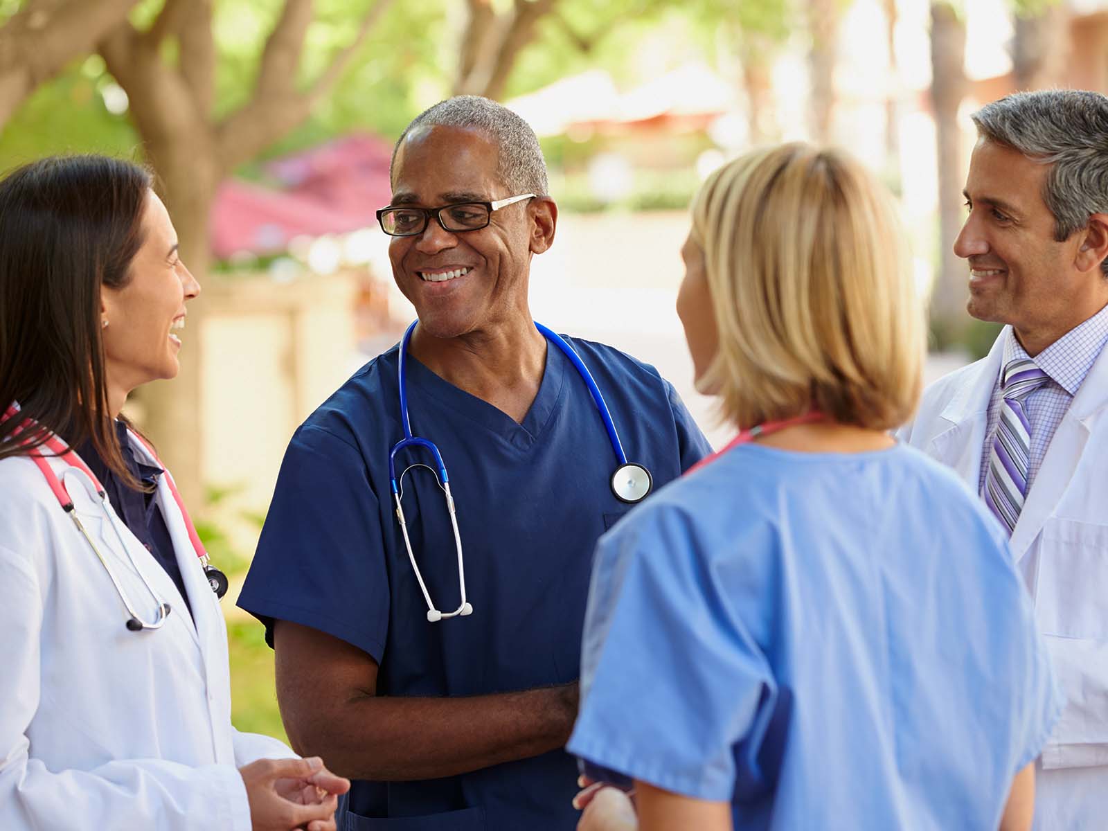 Grupo de proveedores de cuidado de la salud conversando.