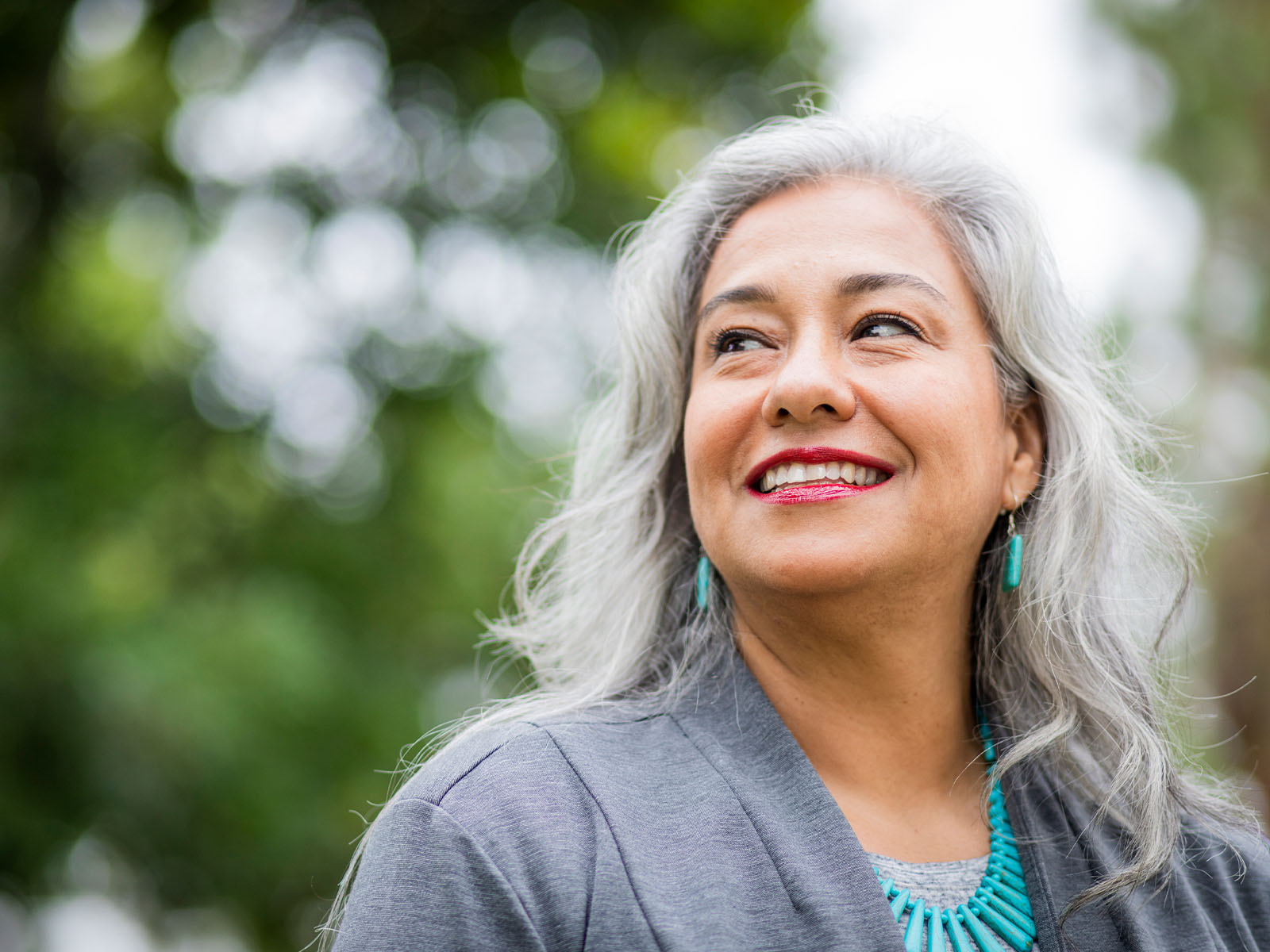 Mujer mayor sonriendo.